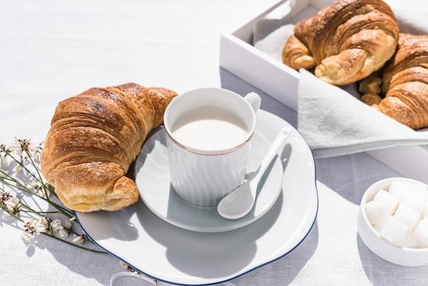 Hochwinkelansicht des Frühstücks auf dem Tisch