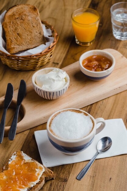 Hochwinkelansicht des Frühstücks auf dem Tisch