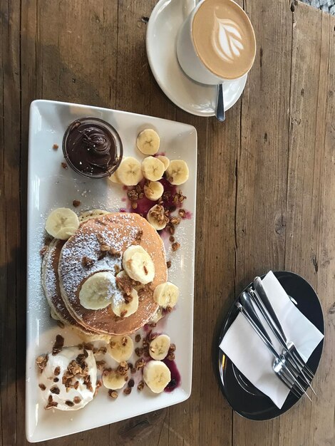 Foto hochwinkelansicht des frühstücks auf dem tisch