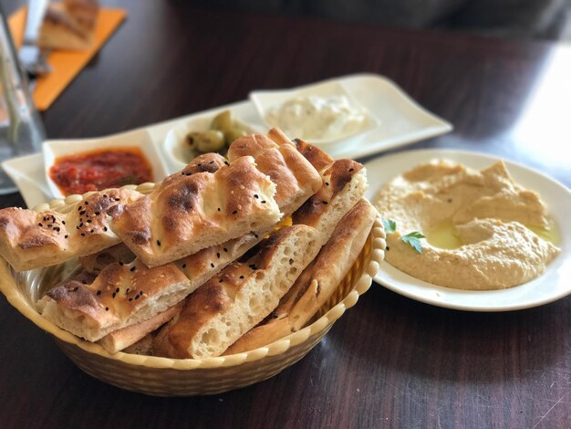 Hochwinkelansicht des Frühstücks auf dem Tisch