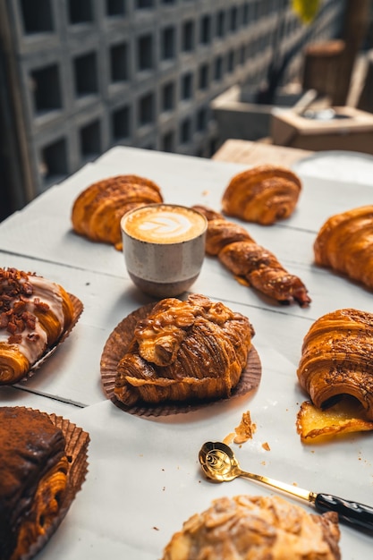 Hochwinkelansicht des Frühstücks auf dem Tisch