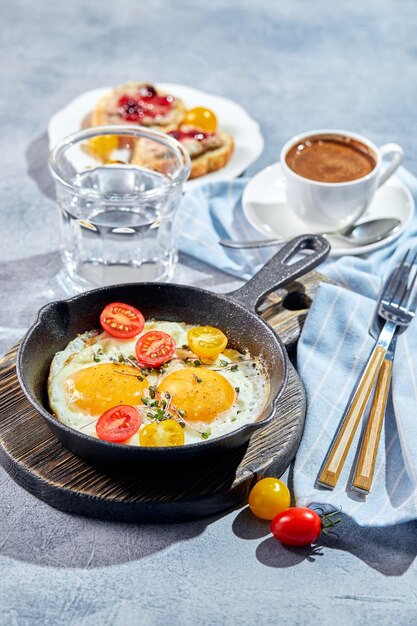 Foto hochwinkelansicht des frühstücks auf dem tisch