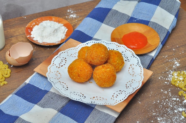 Hochwinkelansicht des Frühstücks auf dem Tisch