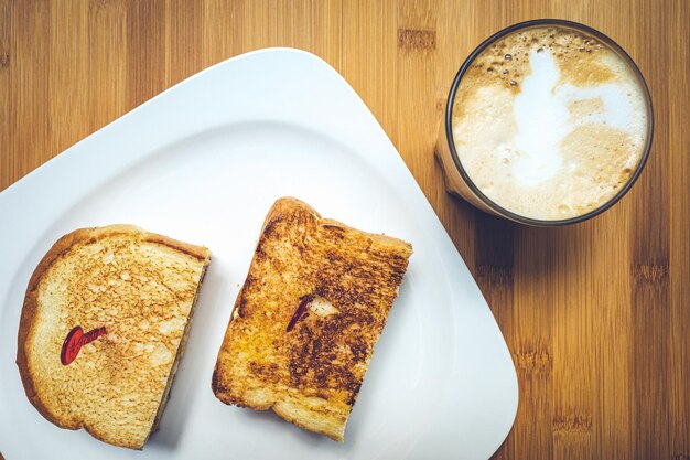 Foto hochwinkelansicht des frühstücks auf dem tisch