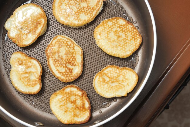 Hochwinkelansicht des Frühstücks auf dem Tisch