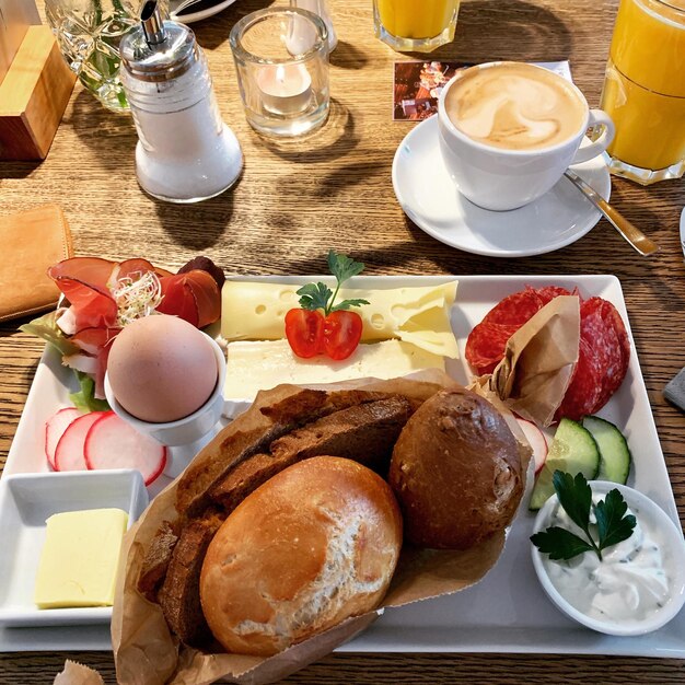 Foto hochwinkelansicht des frühstücks auf dem tisch