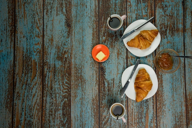 Foto hochwinkelansicht des frühstücks auf dem tisch