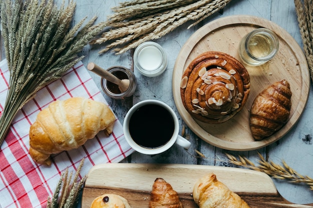 Hochwinkelansicht des Frühstücks auf dem Tisch