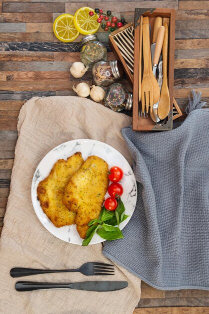 Hochwinkelansicht des Frühstücks auf dem Tisch