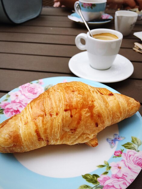 Foto hochwinkelansicht des frühstücks auf dem tisch