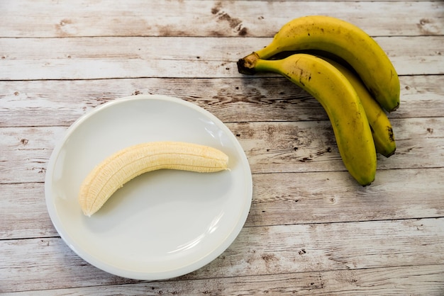 Hochwinkelansicht des Frühstücks auf dem Tisch