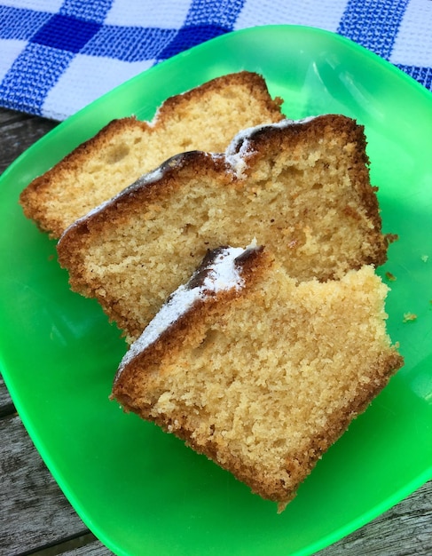 Hochwinkelansicht des Frühstücks auf dem Tisch