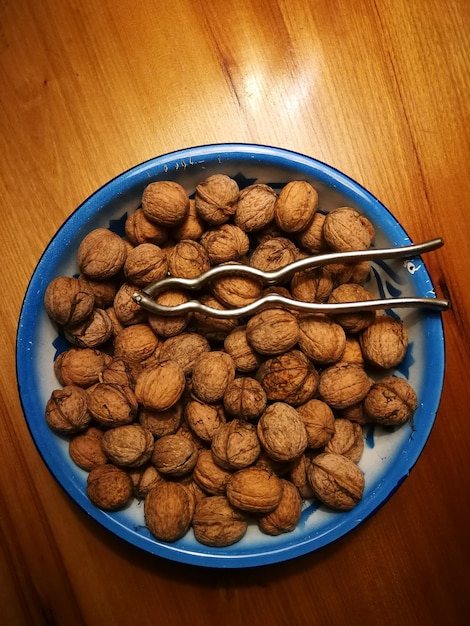 Foto hochwinkelansicht des frühstücks auf dem tisch