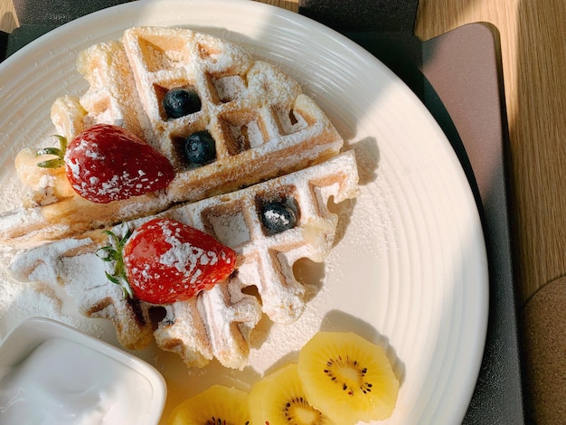 Foto hochwinkelansicht des frühstücks auf dem tisch