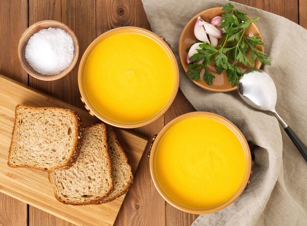 Hochwinkelansicht des Frühstücks auf dem Tisch