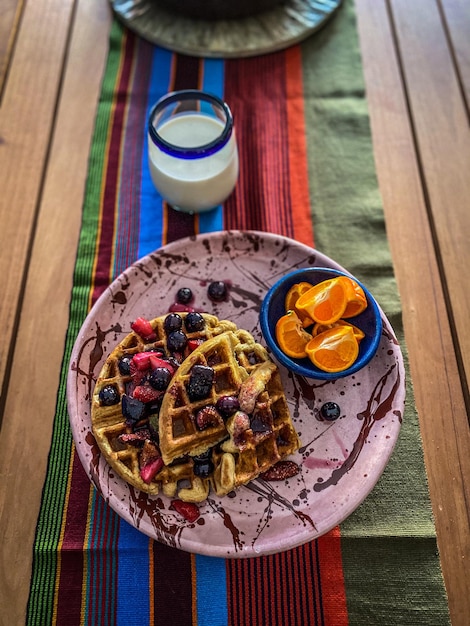 Foto hochwinkelansicht des frühstücks auf dem tisch