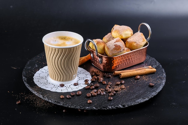 Hochwinkelansicht des Frühstücks auf dem Tisch