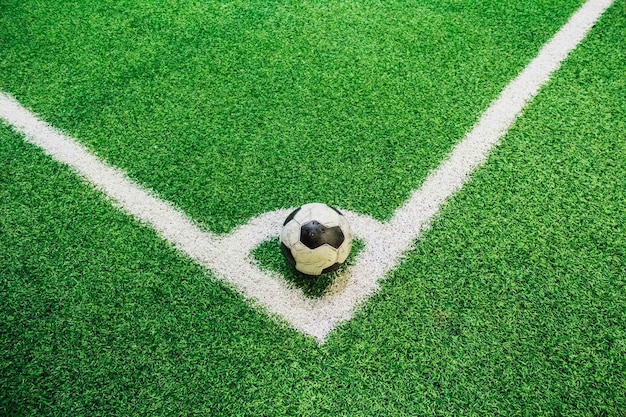 Foto hochwinkelansicht des fußballs auf dem spielfeld