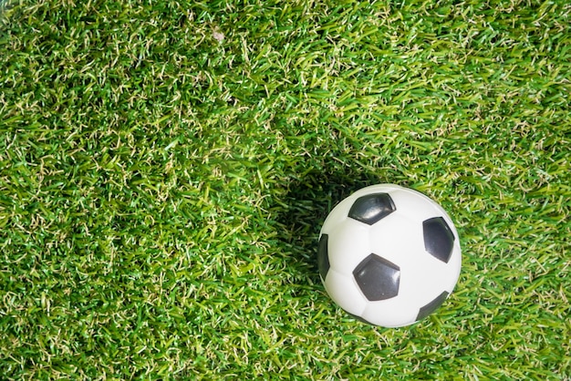 Foto hochwinkelansicht des fußballs auf dem spielfeld