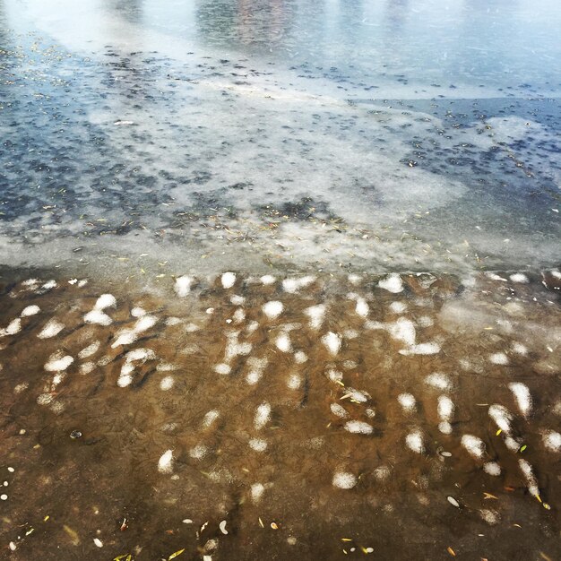 Foto hochwinkelansicht des gefrorenen strandes