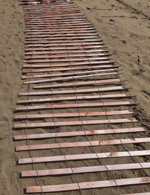 Foto hochwinkelansicht des geländes am strand