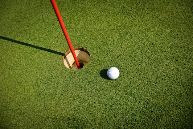 Hochwinkelansicht des Golfballs, der das Loch erreicht