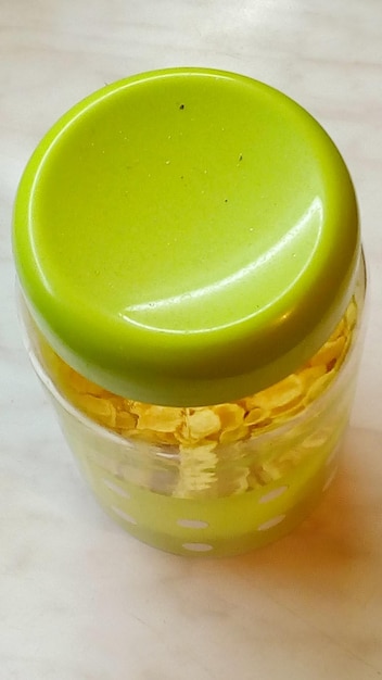 Foto hochwinkelansicht des grünen behälters auf dem tisch