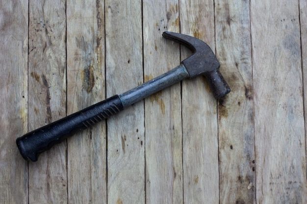 Hochwinkelansicht des Hammers auf einem Holztisch