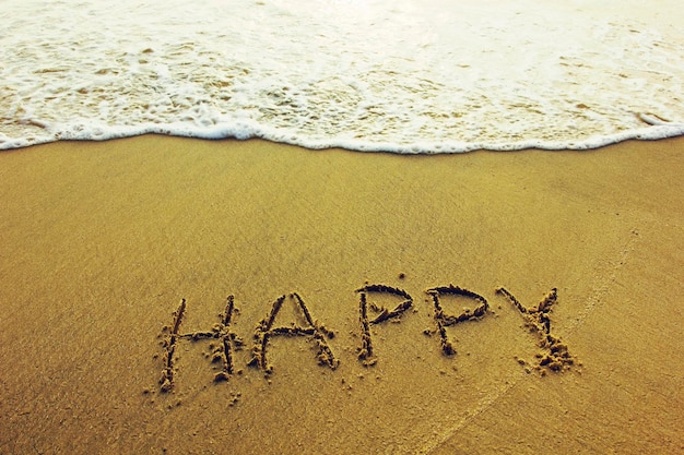 Hochwinkelansicht des Happy-Textes am Ufer