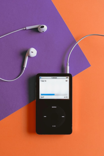 Hochwinkelansicht des iPods auf dem Tisch