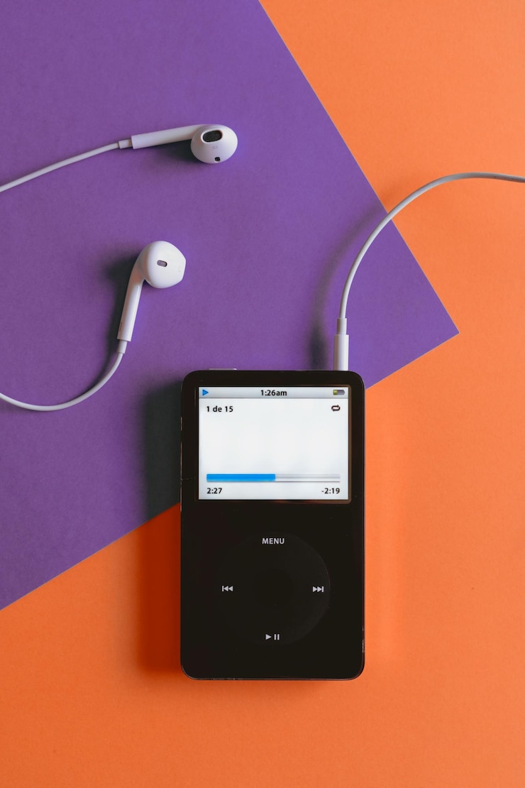 Foto hochwinkelansicht des ipods auf dem tisch
