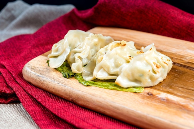 Hochwinkelansicht des Jiaozi auf dem Schneidbrett