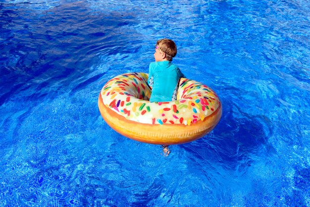 Foto hochwinkelansicht des jungen im schwimmbad