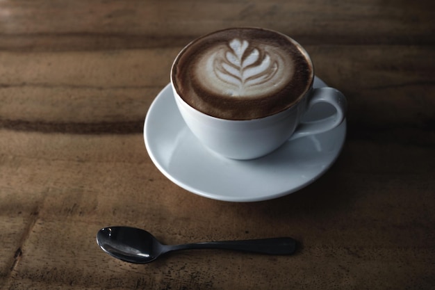 Hochwinkelansicht des Kaffees auf dem Tisch