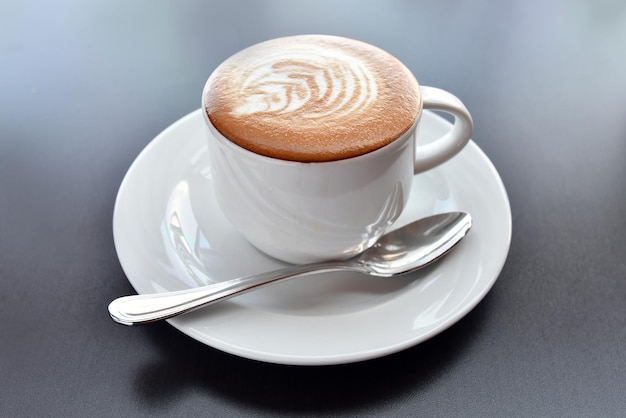 Hochwinkelansicht des Kaffees auf dem Tisch