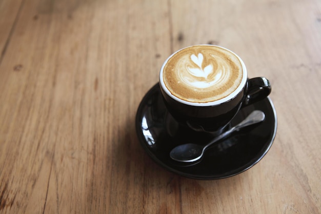 Foto hochwinkelansicht des kaffees auf dem tisch