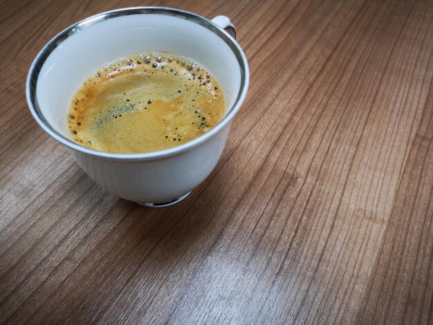 Hochwinkelansicht des Kaffees auf dem Tisch