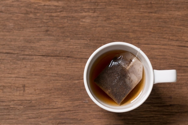 Hochwinkelansicht des Kaffees auf dem Tisch