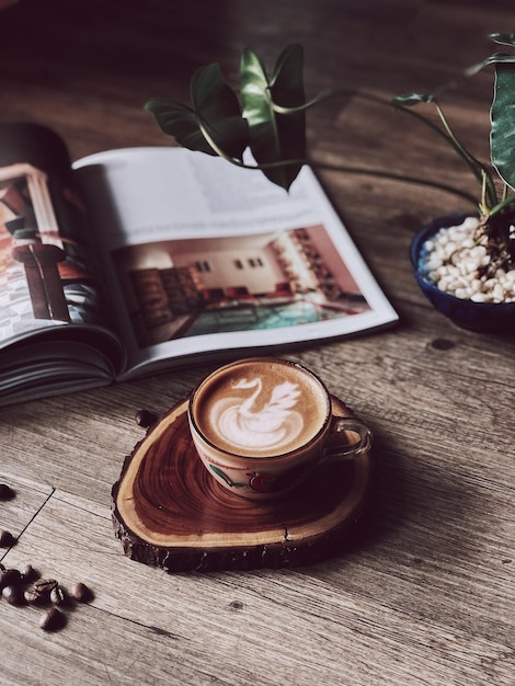 Hochwinkelansicht des Kaffees auf dem Tisch
