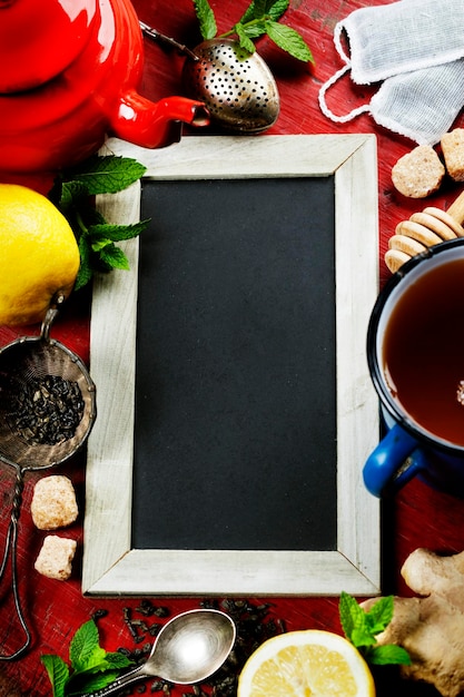 Foto hochwinkelansicht des kaffees auf dem tisch