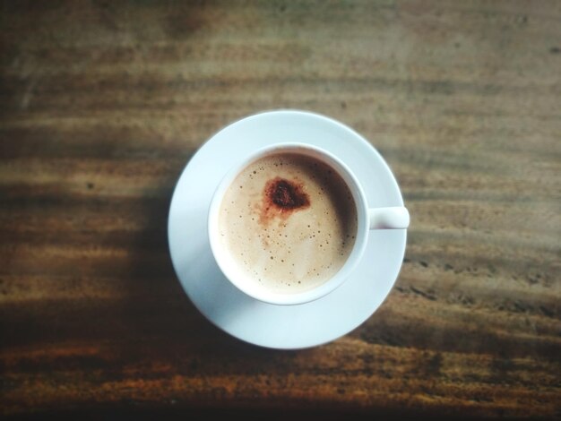 Foto hochwinkelansicht des kaffees auf dem tisch