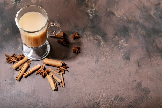 Foto hochwinkelansicht des kaffees auf dem tisch