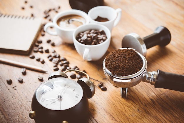 Hochwinkelansicht des Kaffees auf dem Tisch