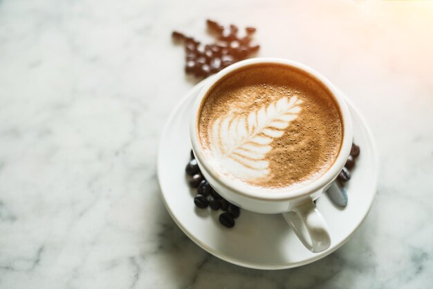 Foto hochwinkelansicht des kaffees auf dem tisch