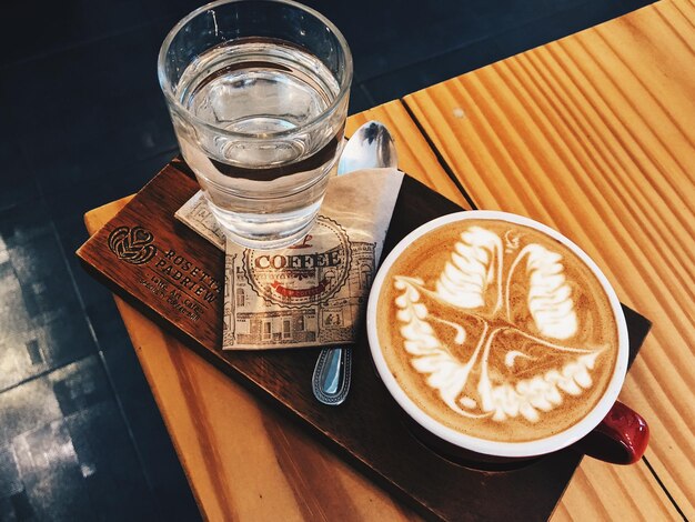 Foto hochwinkelansicht des kaffees auf dem tisch