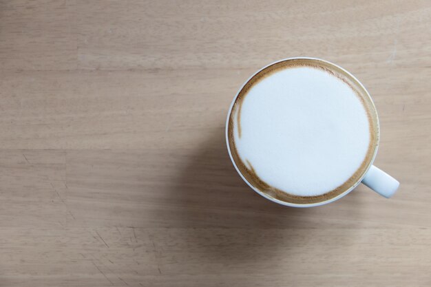 Foto hochwinkelansicht des kaffees auf dem tisch