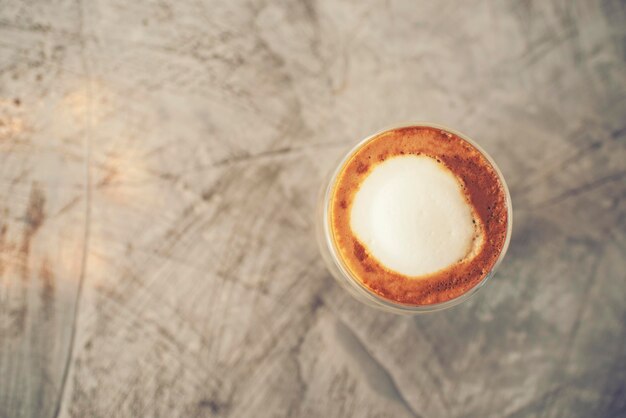 Foto hochwinkelansicht des kaffees auf dem tisch