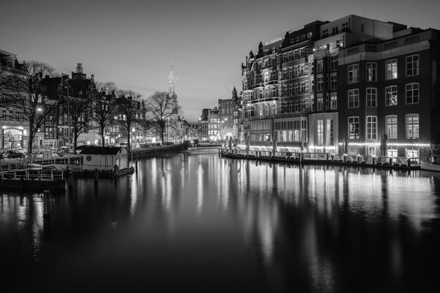 Foto hochwinkelansicht des kanals inmitten von beleuchteten gebäuden bei nacht