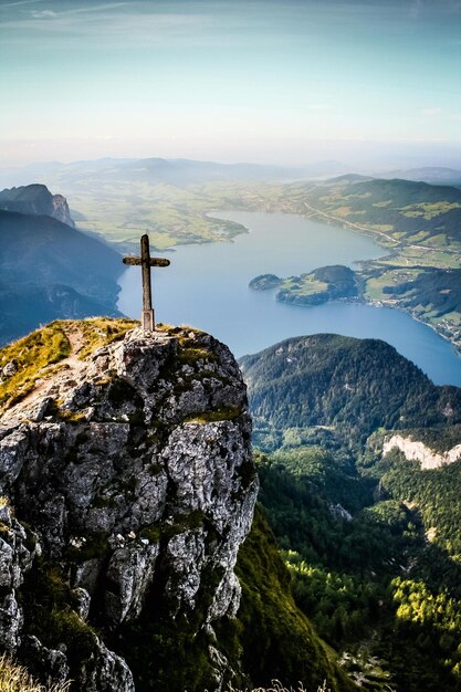 Hochwinkelansicht des Kreuzes auf der Klippe