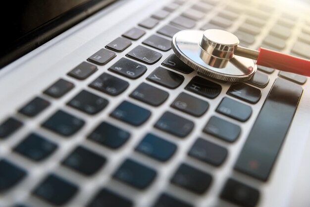 Foto hochwinkelansicht des laptops auf dem tisch